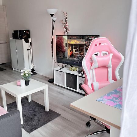 Lovely Home Next To The Metro Station And Shopping Malls - 16Mins To City Center, Convenient, Peaceful Helsinki Esterno foto